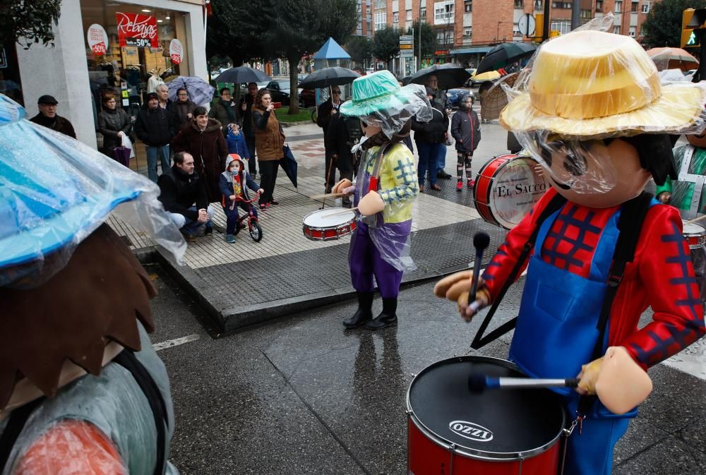 Desfile de charangas en Pumarín, en Gijón