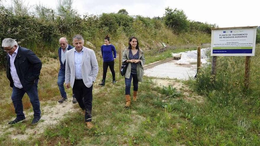 Manuel Cuíña y Félix Porto, en primer plano, visitaron la planta junto a Jesús Taboada y Carmela Cañedo. // Bernabé/Javier Lalín