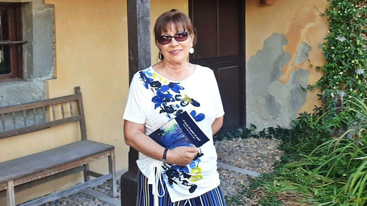 María Esther García López, con su poemario &quot;A veces el amor es azul&quot;.