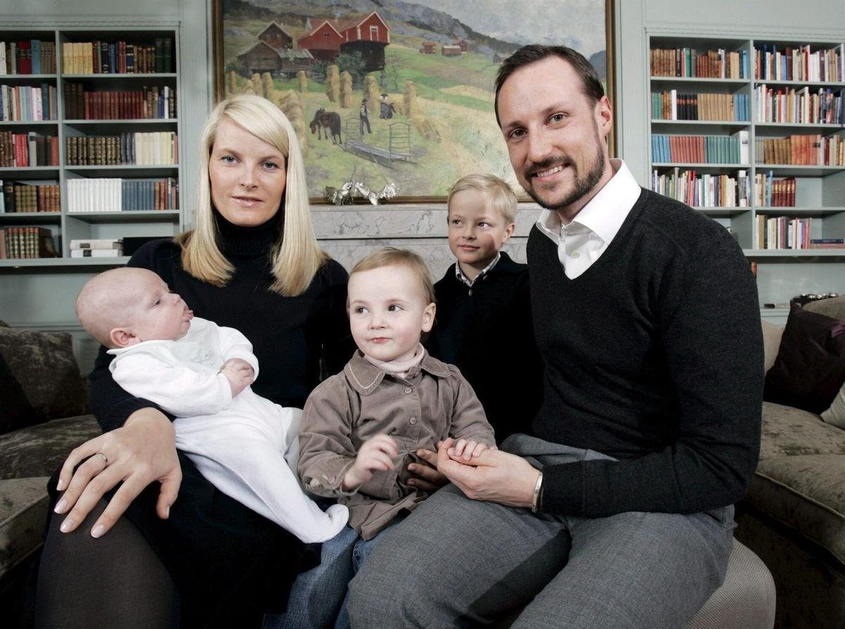 El príncipe herdero Haakon de Noruega (i) y la princesa Mette-Marit posan con su familia en su casa de Skaugum cerca de Oslo, Noruega, en marzo de 2006.