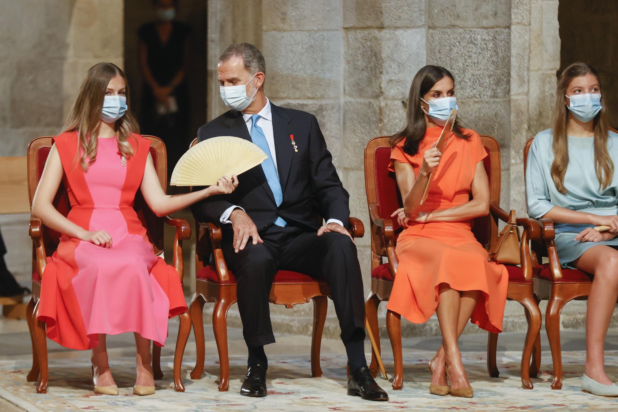 El rey Felipe VI realiza la ofrenda al Apóstol acompañado de la reina Letizia y sus hijas