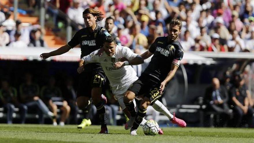 Un Madrid plano solo gana con ayudas al Granada (1-0)