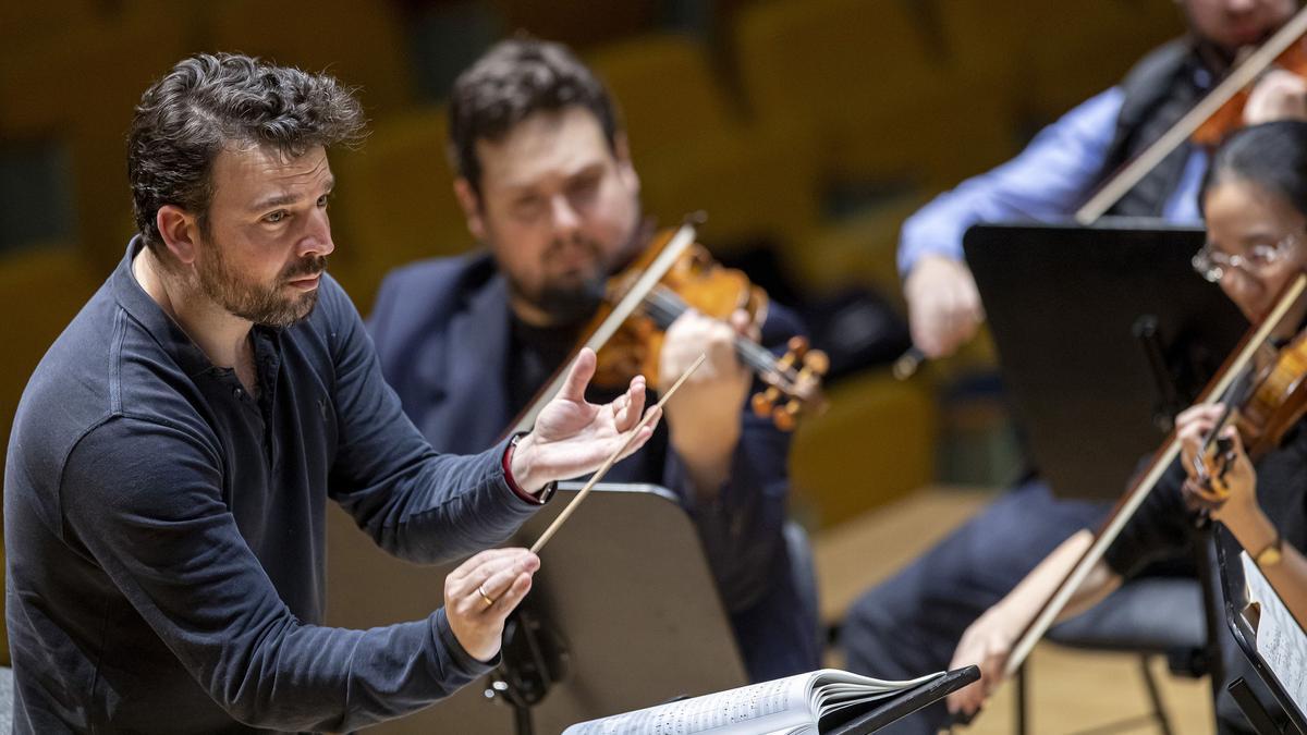 El maestro americano James Gaffigan al frente de la OCV.