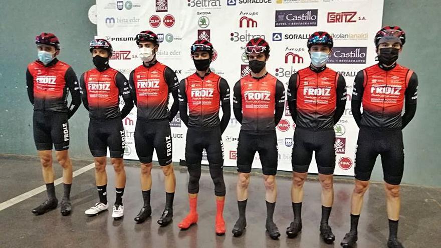 Ciclistas del Froiz que participaron en el Memorial Valenciaga. |  // FDV