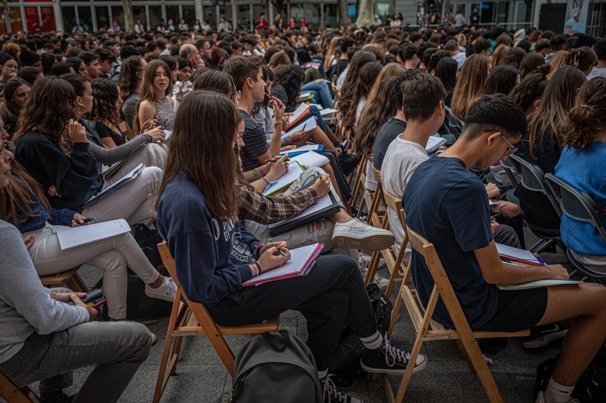 Encuentro entre la filósofa Marina Garcés y varios grupos de secundaria, en el marco de la Bienal de Pensamiento