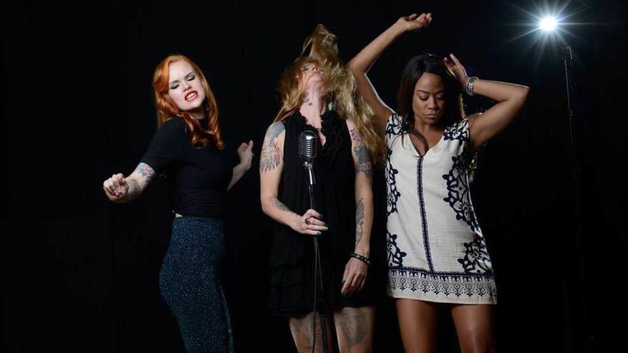 Ina Forsman, a la izquerda, junto a las otras dos componentes de las &quot;Blues Sisters&quot;.