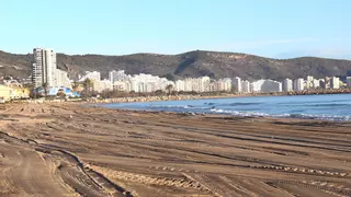 Cullera termina la limpieza de su playa más afectada por la dana