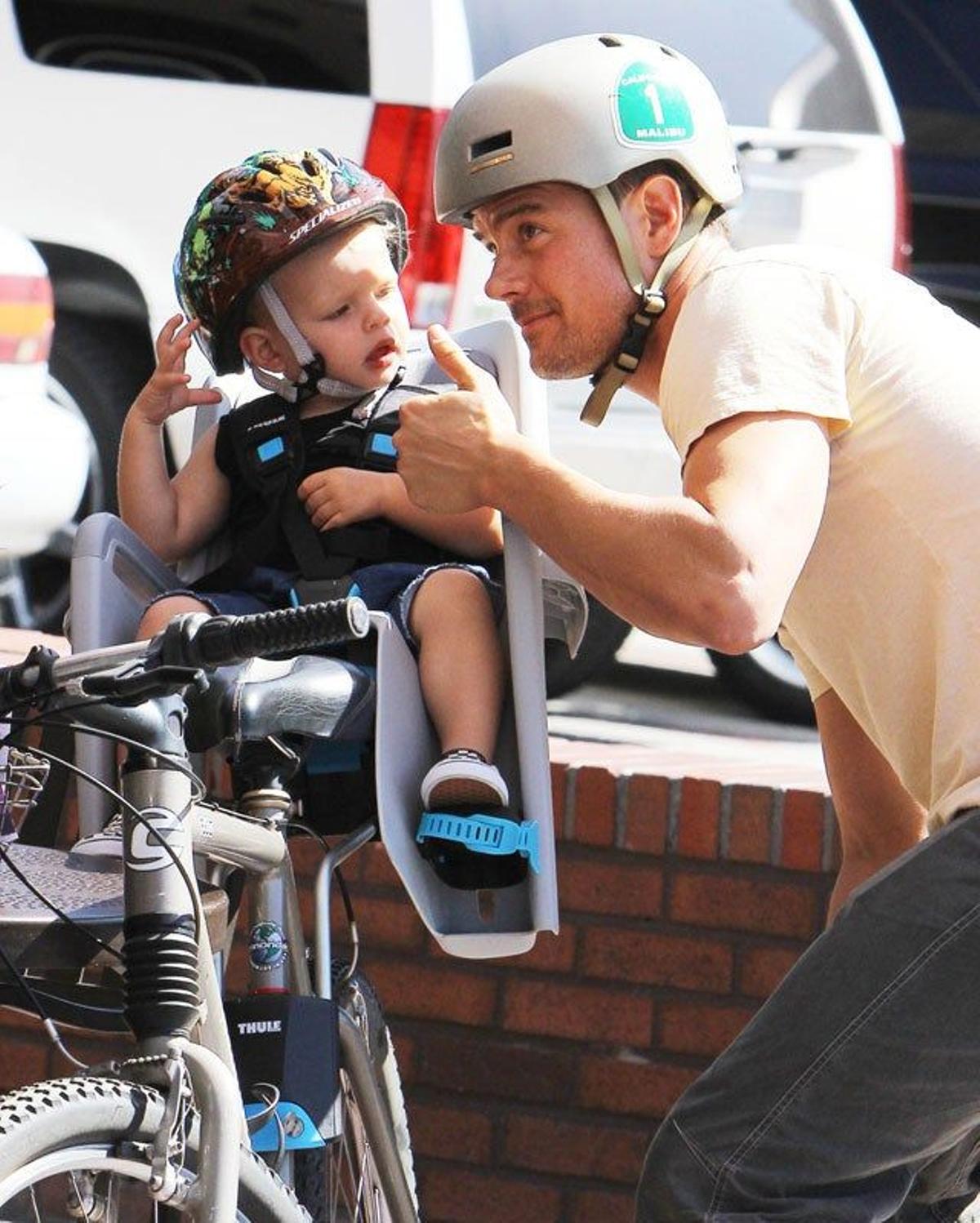 Axl mira con curiosidad a su padre Josh Duhamel