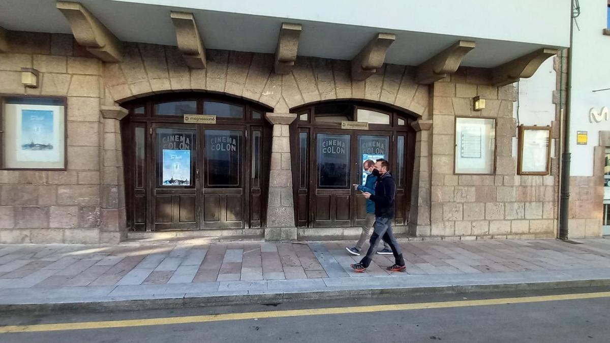 Zona de entrada del antiguo cine Colón, en Cangas de Onís. | M. Villoria