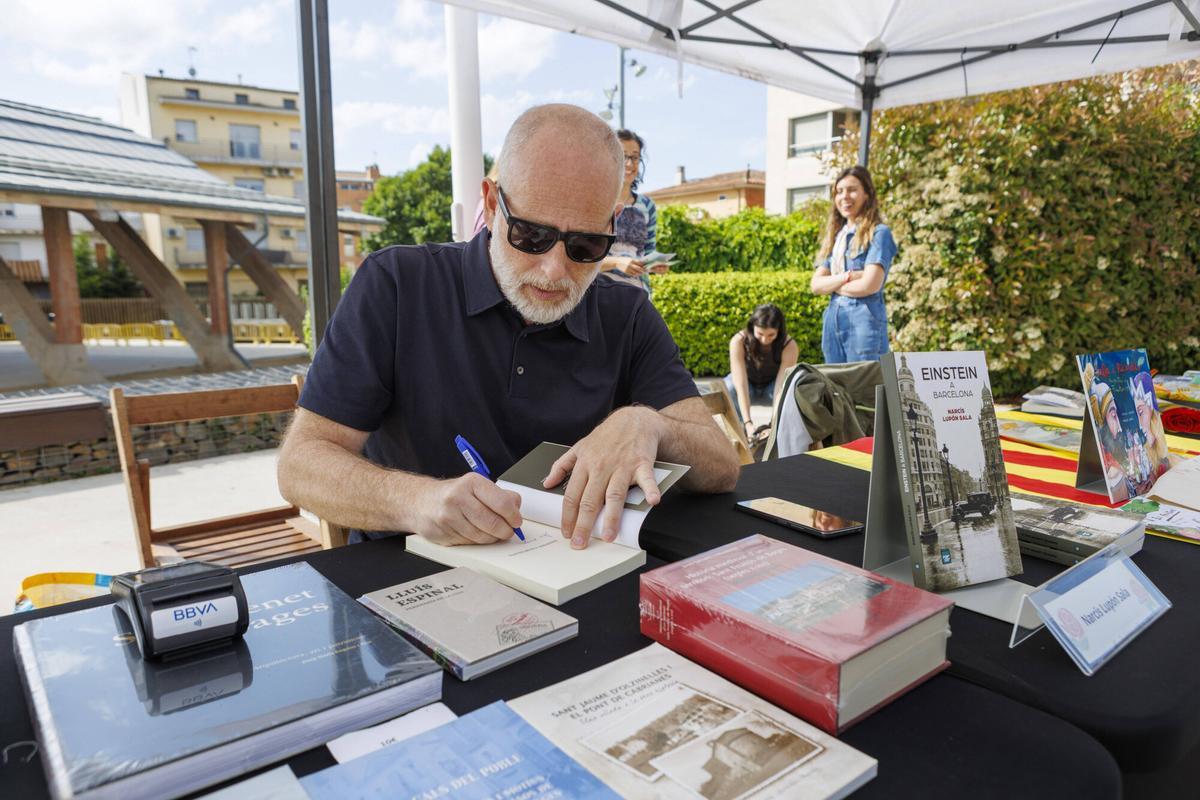 Imatges de la signatura de llibres d'autors locals a Sant Fruitós de Bages