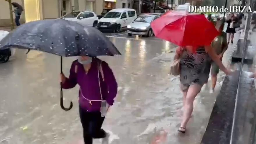 Varios puntos de Ibiza se inundan por las fuertes lluvias