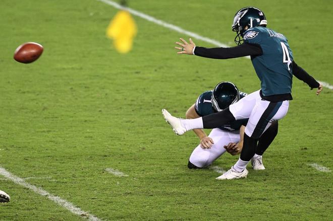 Jake Elliott # 4 de los Philadelphia Eagles patea un gol de campo de 42 yardas contra los Seattle Seahawks durante el tercer cuarto en el Lincoln Financial Field en Filadelfia, Pensilvania.