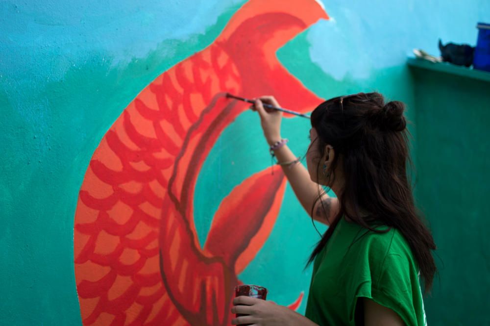 Una veintena de alumnos de Bachillerato de Arte del IES Universidad Laboral transforma en tres días un pintarrajeado depósito de agua de Parques y Jardines en una obra de arte.