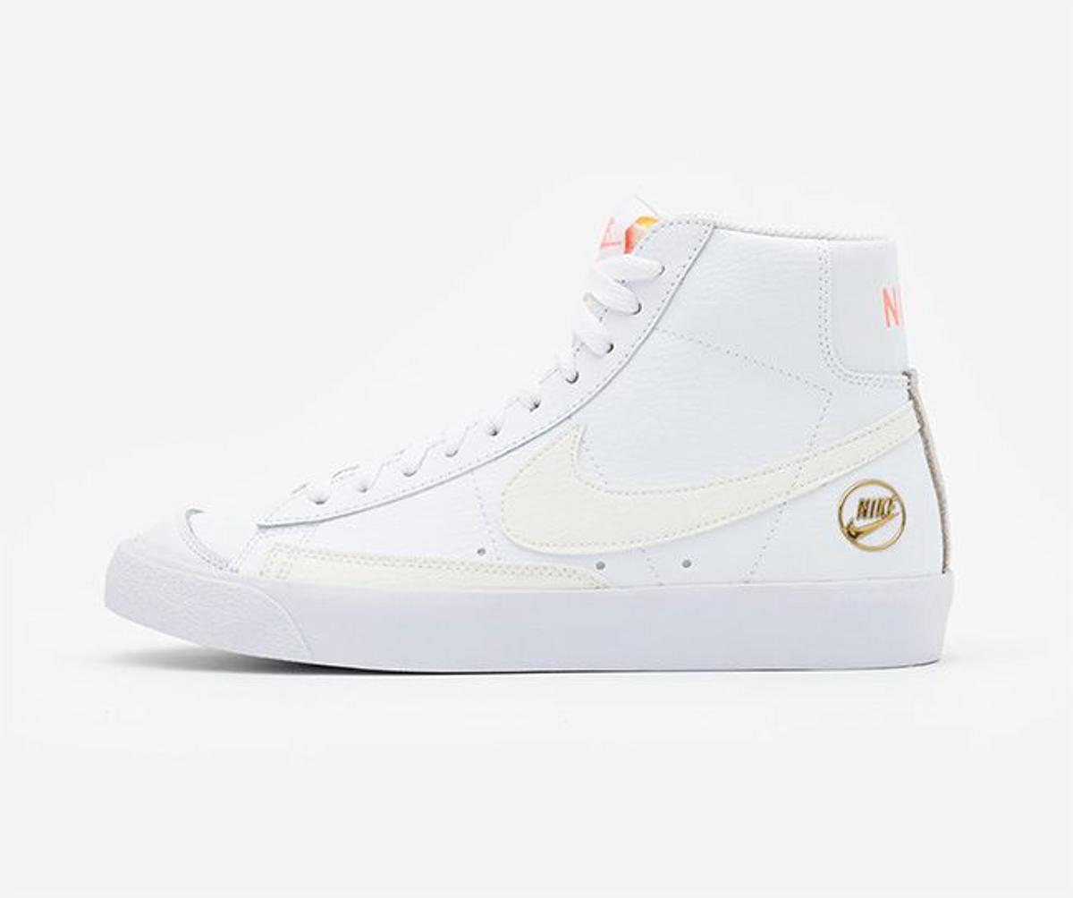 Zapatilla Nike Blazer Mid blancas con logos en rosa y dorado