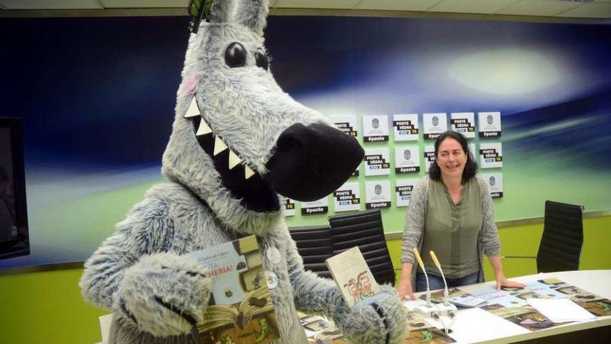 Orbil, la mascota del Salón do Libro, acompañó a Anxos Riveiro en la presentación del programa. // R. V.