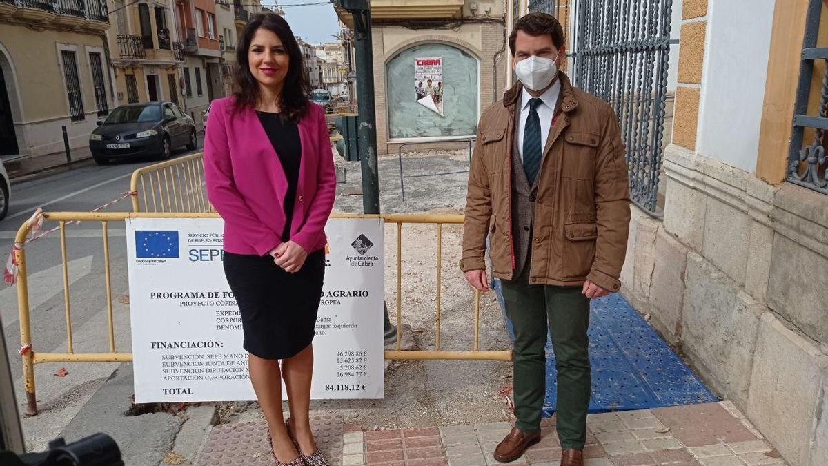 Purificación Joyera y Fernando Priego, en una de las calles en obras por el Pfea.