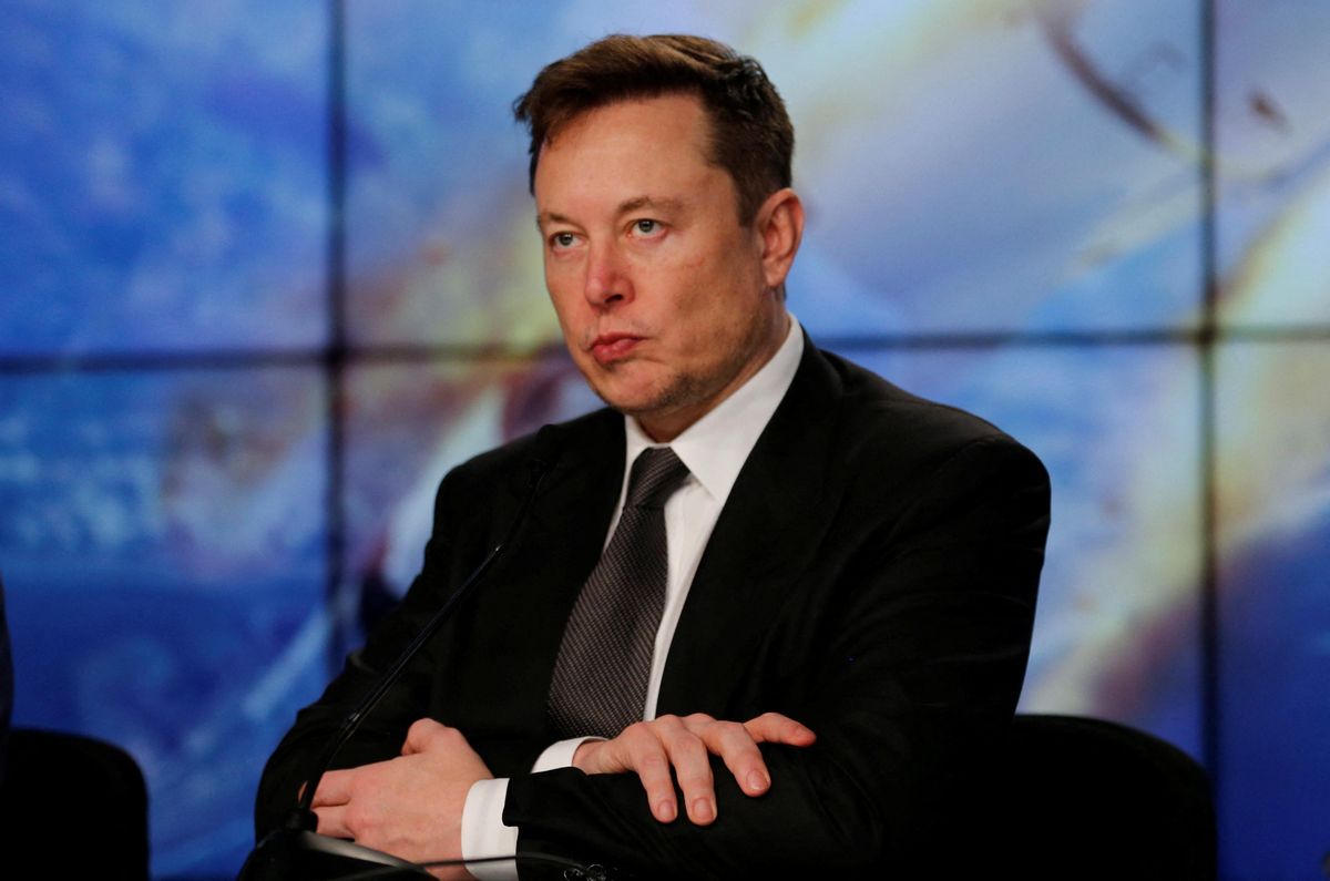 Elon Musk entra a la seu de Twitter amb un lavabo i anuncia que ja és el cap Elon Musk entra a la seu de Twitter amb un lavabo i anuncia que ja és el cap