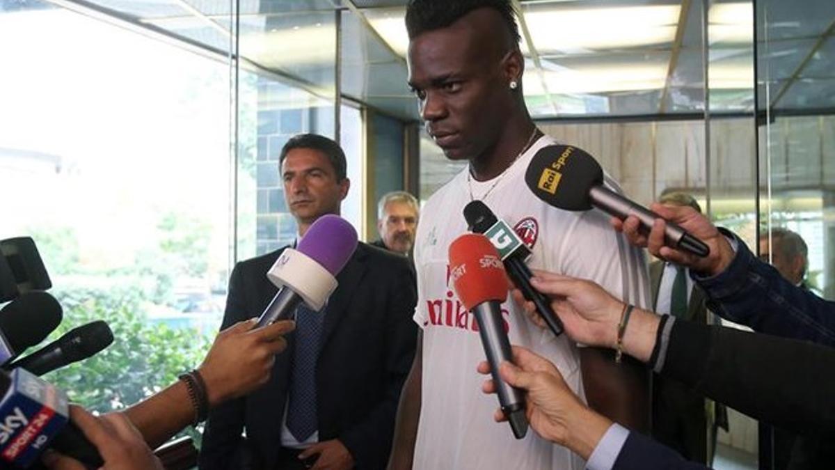 Balotelli atendió a los medios a la salida de la clínica 'La Madonnina'