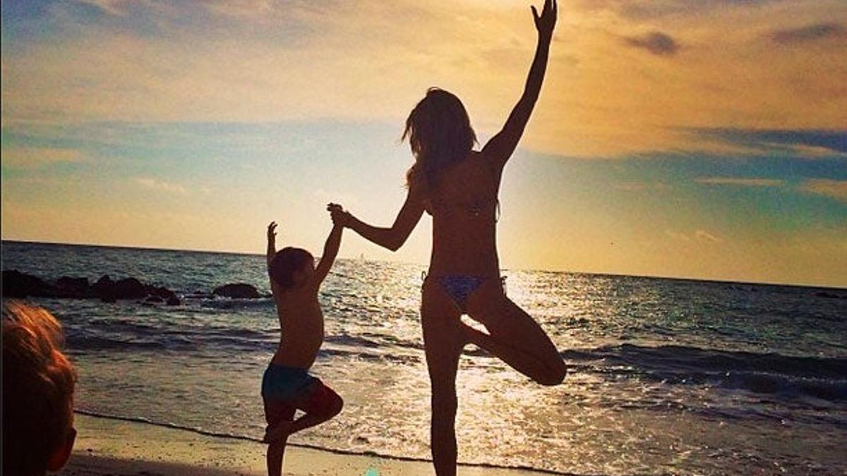 Gisele Bündchen practica yoga junto a su hijo