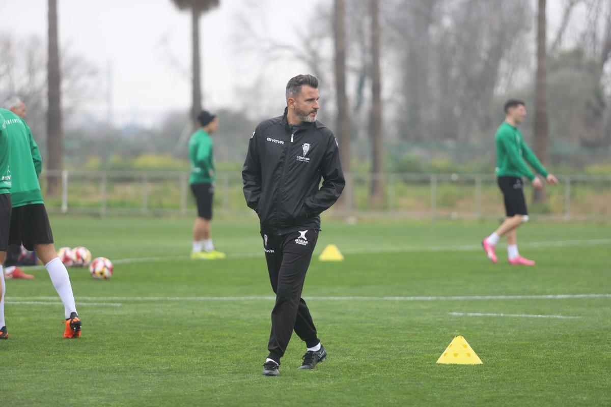 Iván Ania observa la progresión de sus futbolistas durante un entrenamiento.