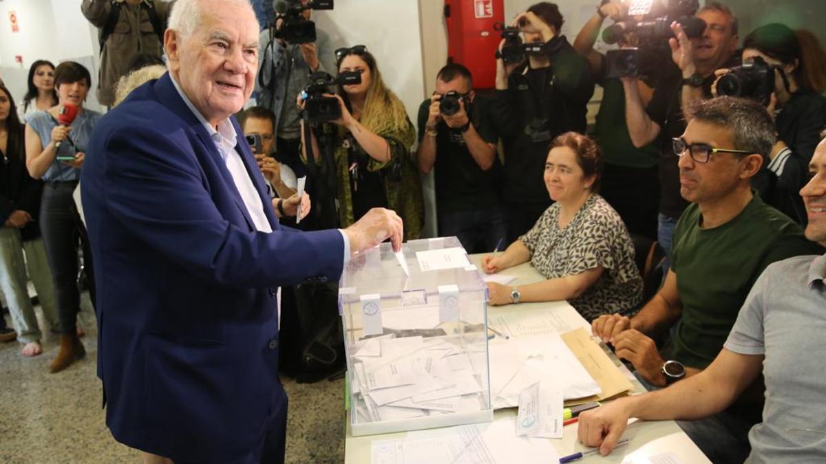 Ernest Maragall, candidato de ERC, deposita su voto en las Escoles Pies de la calle de Balmes