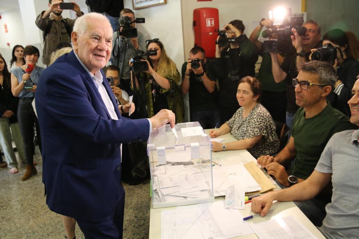 Ernest Maragall, candidato de ERC, deposita su voto en las Escoles Pies de la calle de Balmes, en mayo pasado.