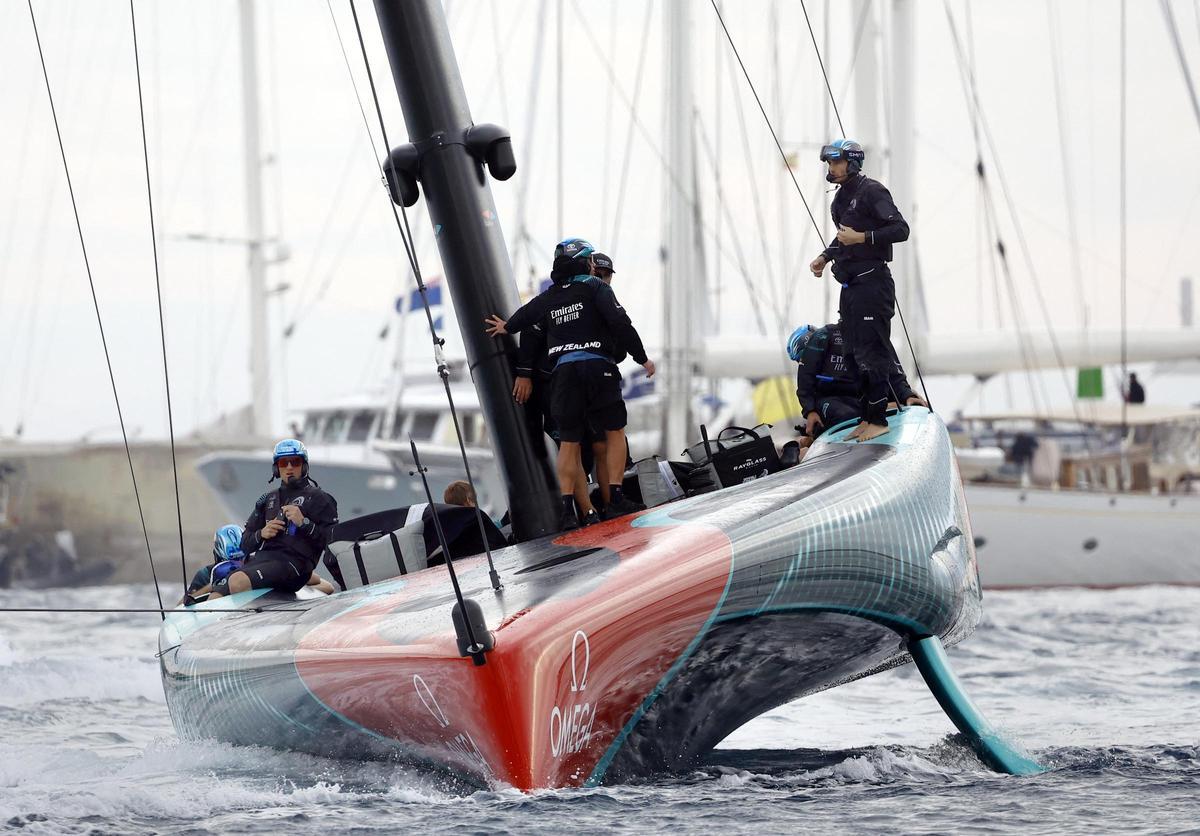 El equipo Emirates Team New Zealand durante la octava regata de la Copa de la América