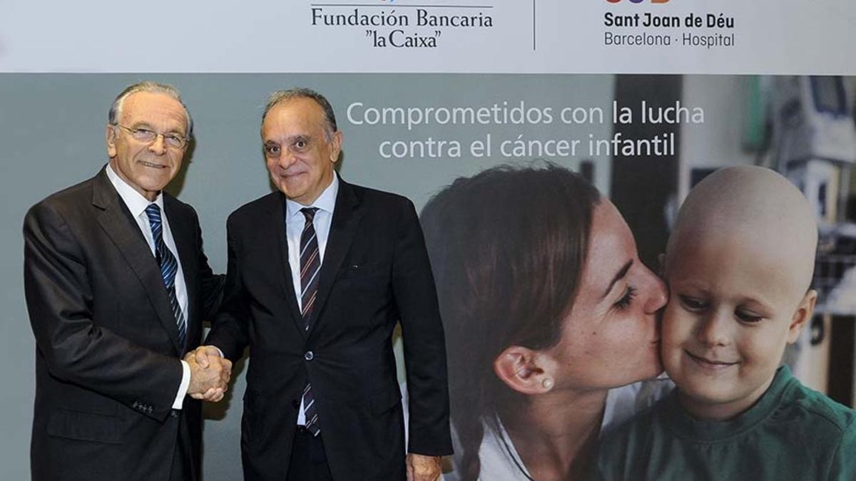 Isidro Fainé, presidente de la Fundación La Caixa (izq), junto al Director Gerente del SJD, Manel del Castillo, durante la firma del convenio