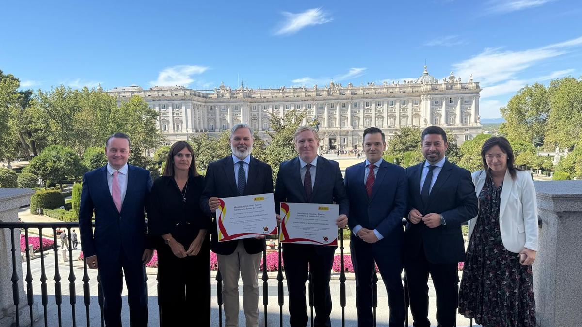 Plasencia recibe el distintivo por el interés nacional de la Semana Santa.