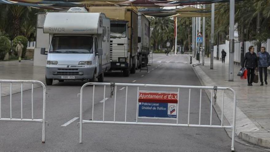 El Paseo de la Estación, cerrado al tráfico, por el montaje del mercadillo.