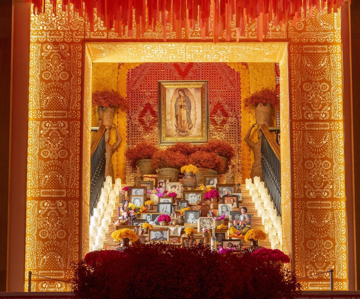 Altar de muertos en Casa de México.