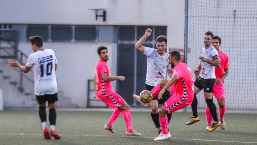 Un momento del último amistoso del Alcoyano