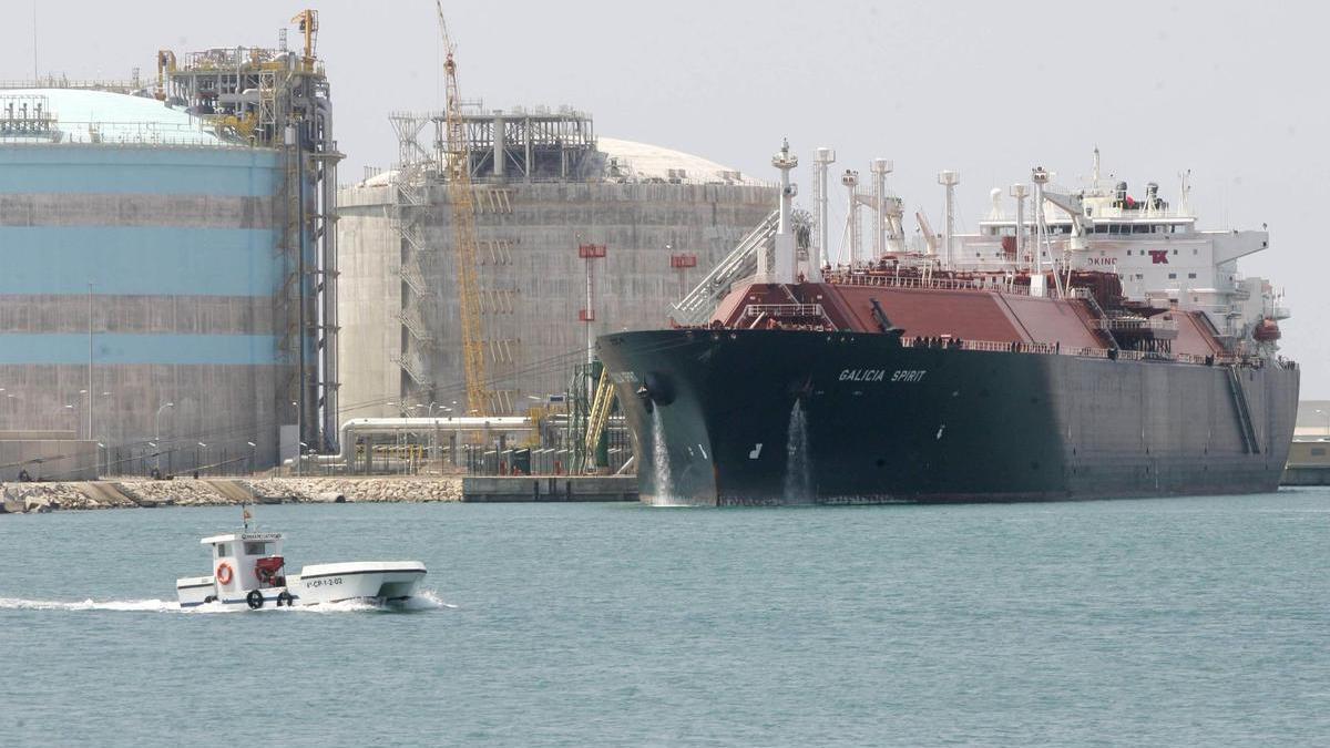 Un buque metanero descarga gas natural licuado en una planta de regasificación.