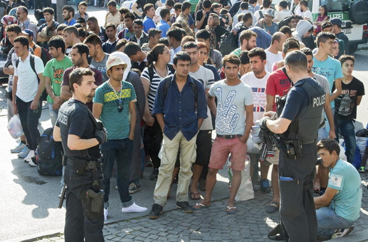 Refugiados procedentes de la estación de Keleti de Budapest llegan a Munich, Alemania, este martes.