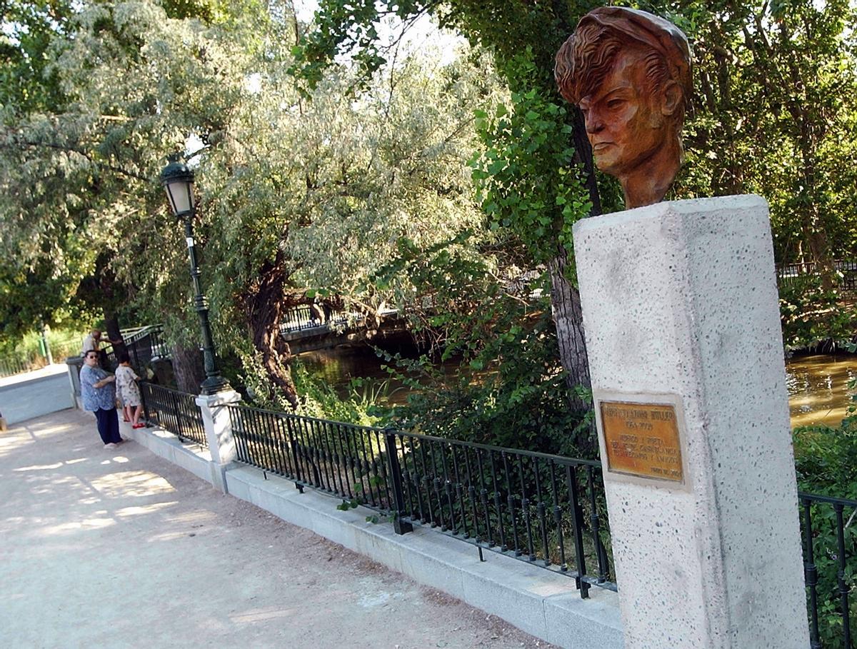 El busto que se instaló en el año 2004 junto al Canal Imperial de Aragón.