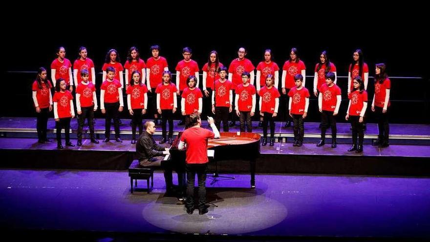 &quot;Los Chicos del Coro de Saint-Marc&quot;, durante su concierto en el teatro de la Laboral.