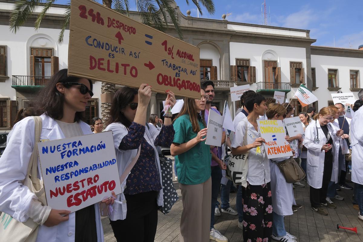 Huelga de médicos a las puertas de la Delegación del Gobierno.