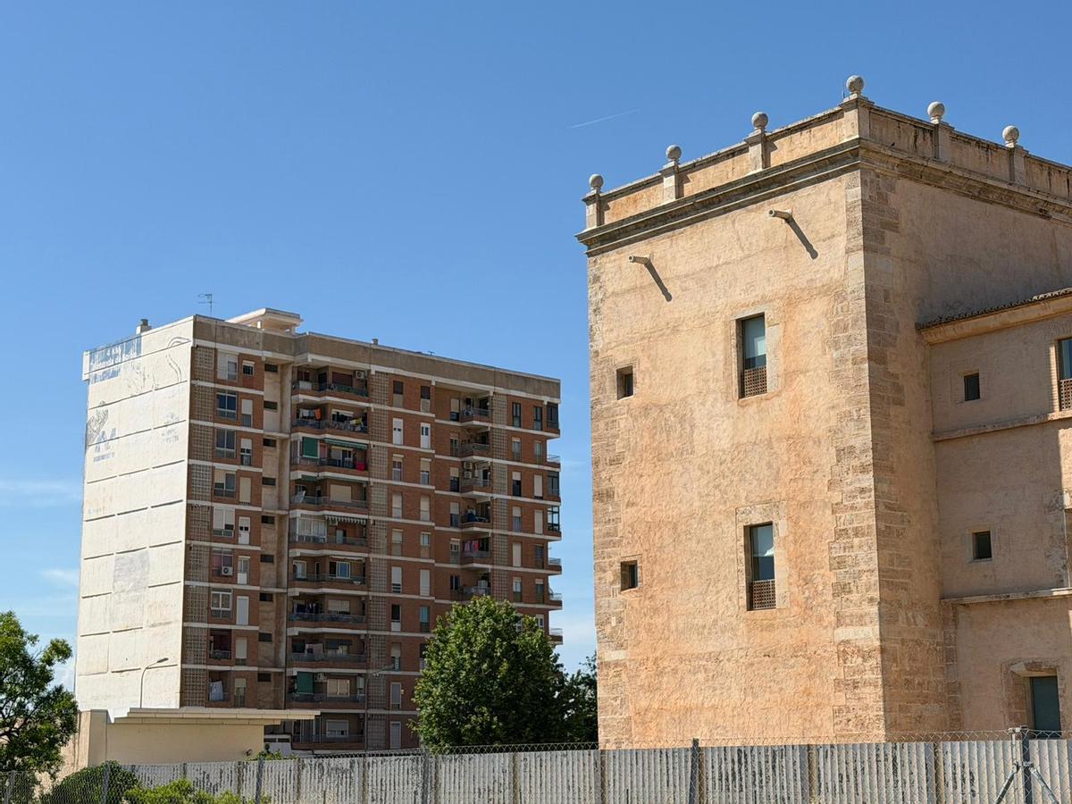 El edificio residencial que el Plan Especial de San Miguel de los Reyes prevé demoler