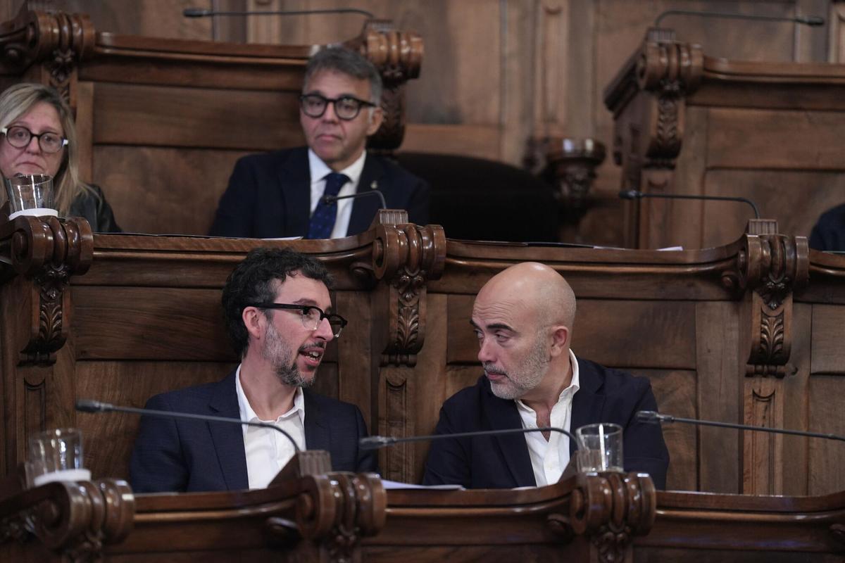 31/10/2025 (I-D) Los concejales del PP, Juan Milián y Daniel Sirera, durante una sesión plenaria, en el Ayuntamiento de Barcelona, a 31 de octubre de 2025, en Barcelona, Catalunya (España). Durante el pleno Vox ha propuesto la constitución de una Comisión de investigación municipal para analizar las responsabilidades civiles y políticas por las obras y actuaciones urbanísticas para las supermanzanas-ejes verdes del Eixample y la reforma de la Vía Laietana. POLITICA David Zorrakino - Europa Press