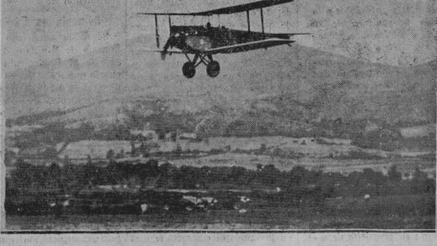 El aparato, minutos antes de aterrizar en Llanera el 21 de agosto de 1929.