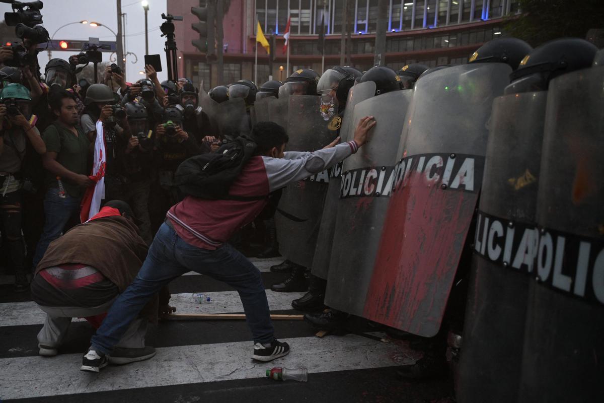 La Policía retira a manifestantes que llegaron hasta los exteriores del Congreso de Perú