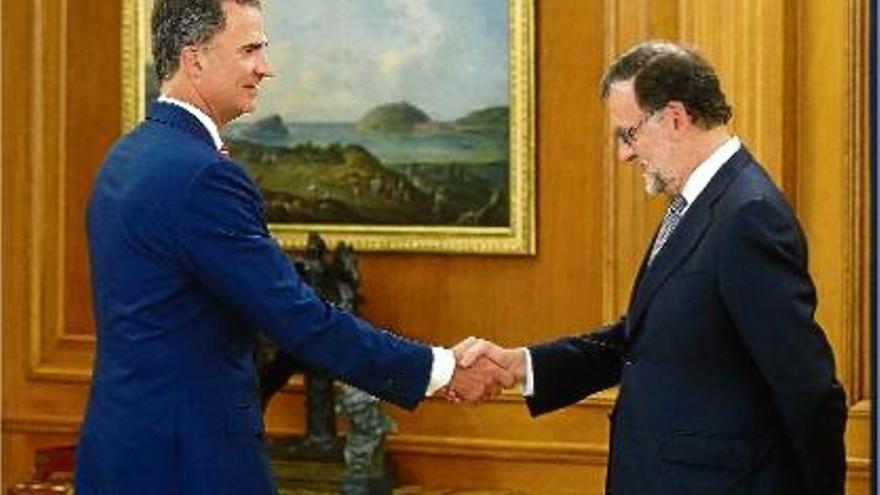 El rei Felip VI, durant la reunió amb el president en funcions, Mariano Rajoy.