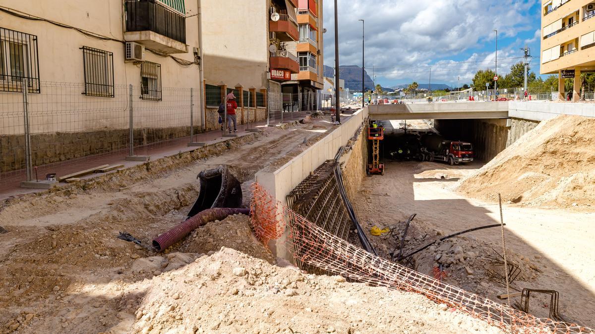 Las obras de soterramiento del tráfico en la avenida de Beniardá para salvar el paso a nivel del TRAM.