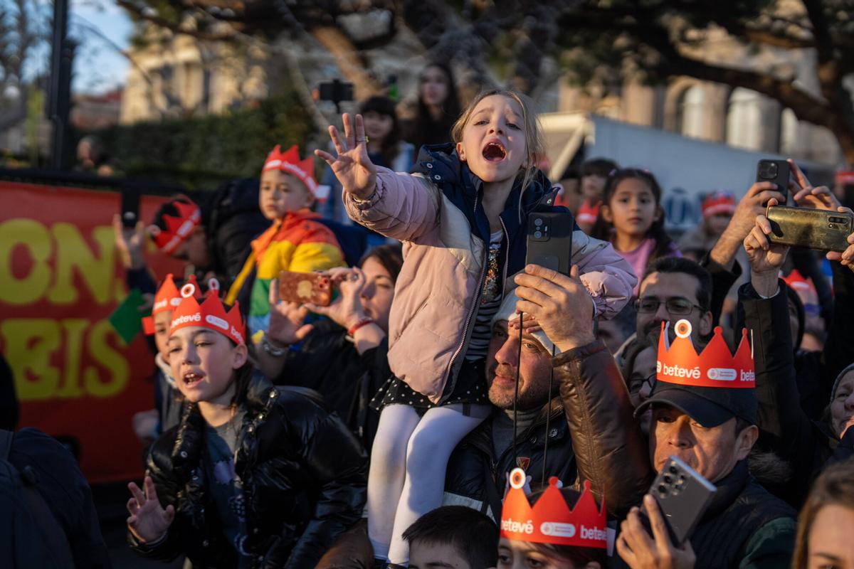 Miles de personas colman la costa de Barcelona para dar la bienvenida a los Reyes Magos