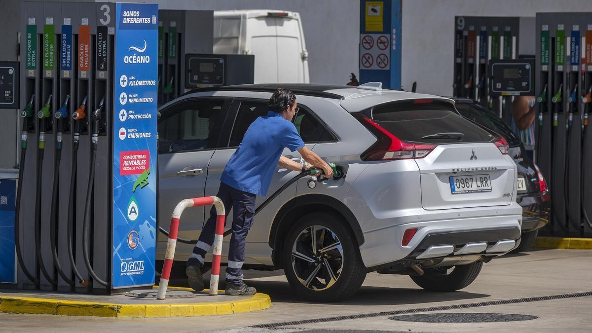 Una mujer pone gasolina en una estación de servicio de Canarias.