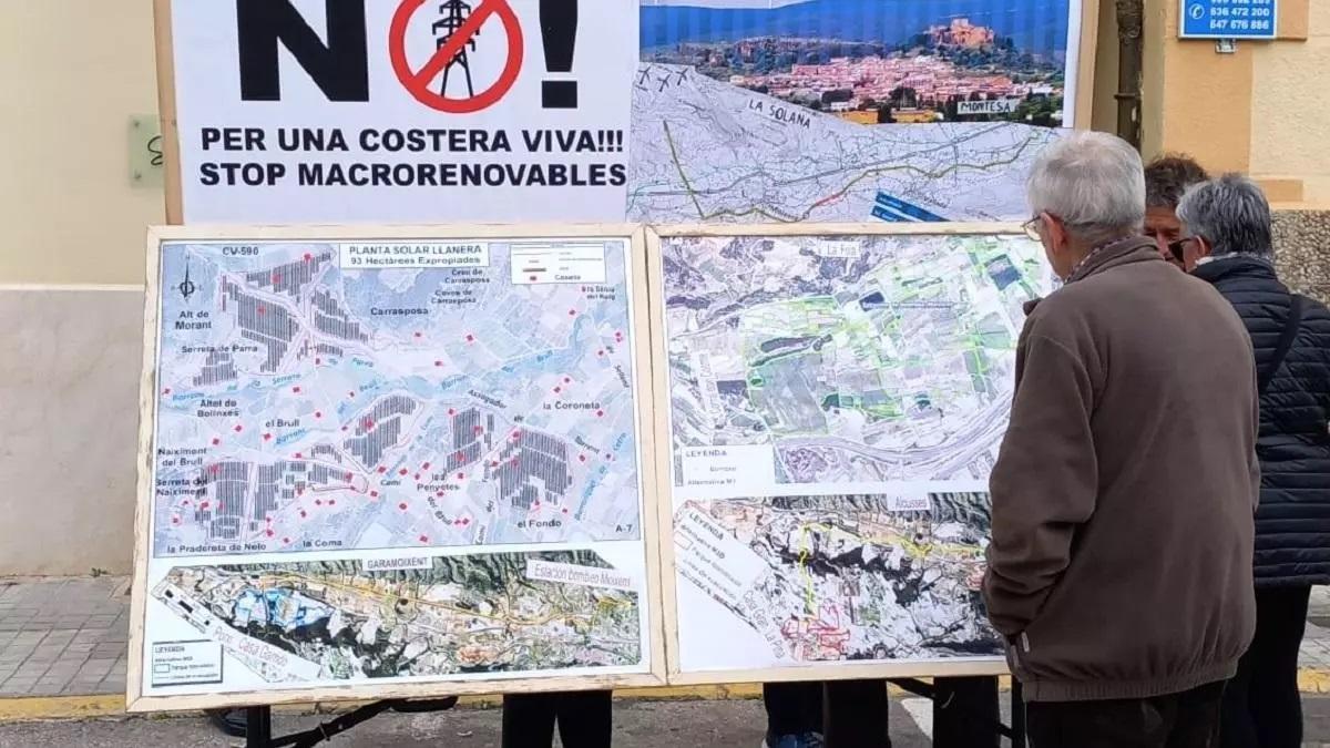 Puesto para recabar alegaciones contra las macroplantas solares del trasvase en la Costera.