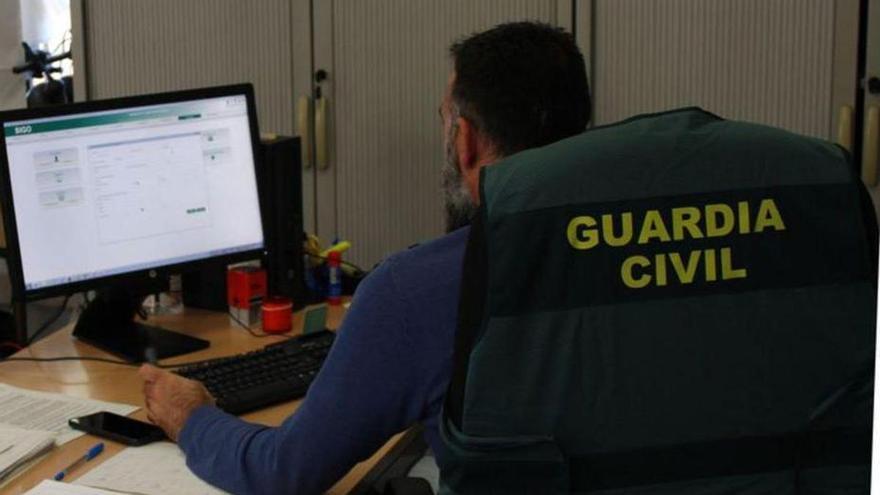 Detenido un joven en Granada por estafar a un vecino de A Coruña con el método del &#039;falso hijo&#039; a través de WhatsApp