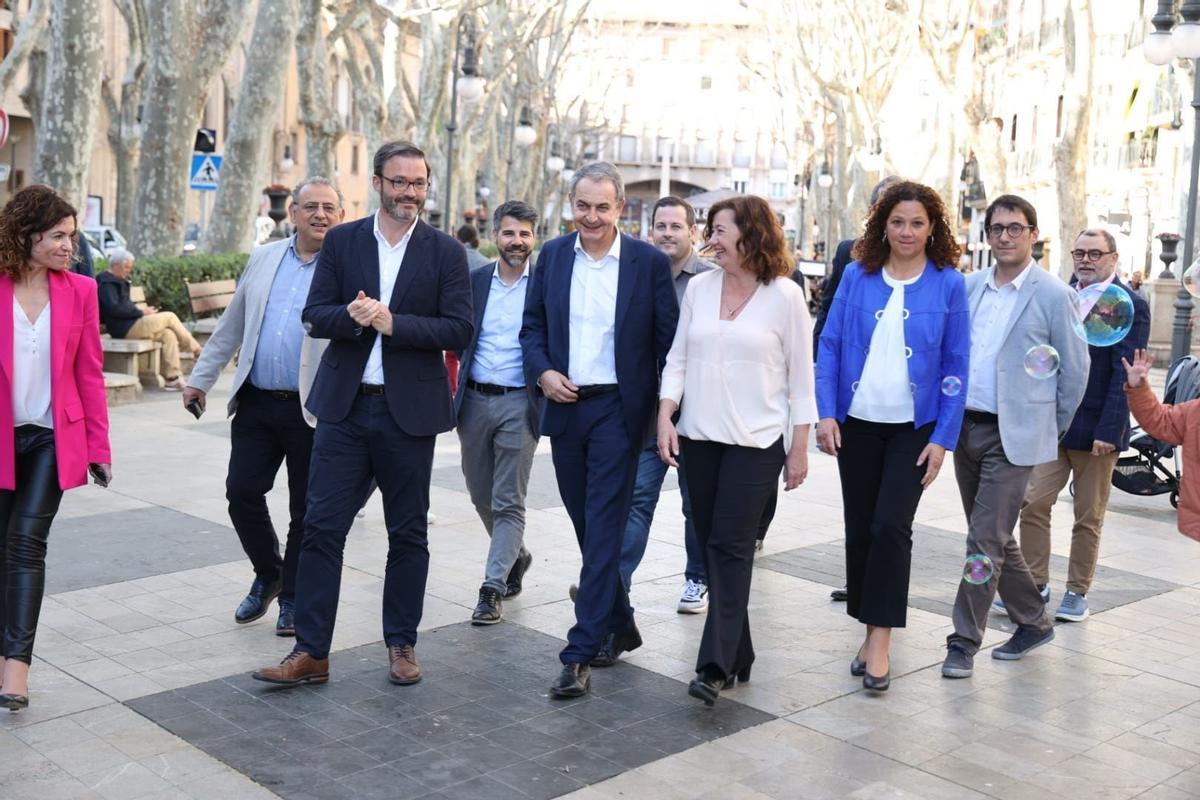 Zapatero en Mallorca: Las fotos del expresidente del Gobierno con Francina Armengol en el Bar Bosch de Palma Zapatero en Mallorca: Las fotos del expresidente del Gobierno con Francina Armengol en el Bar Bosch de Palma