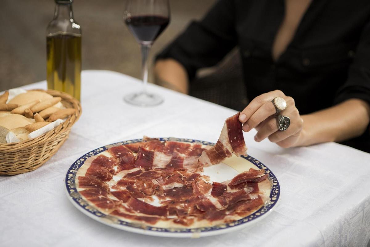 Degustación de una ración de jamón.