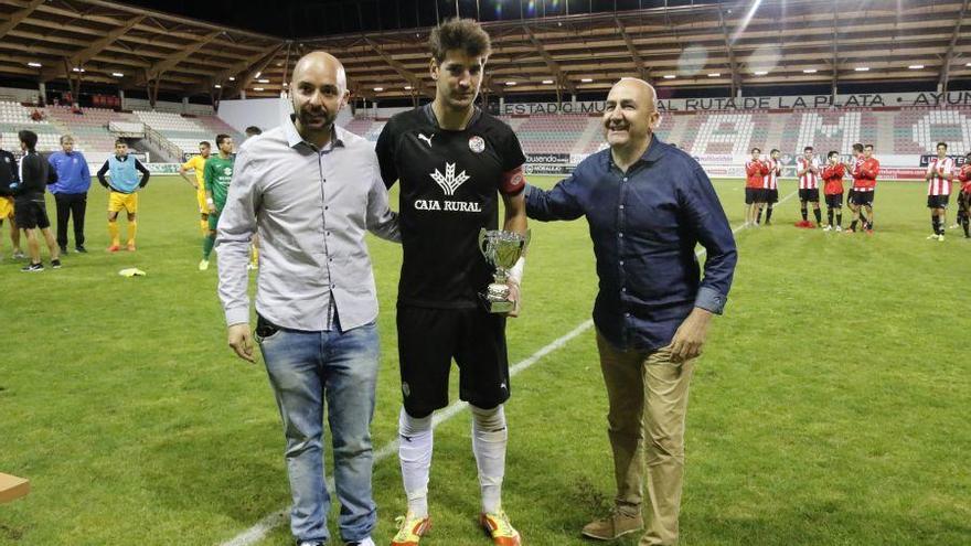 Miguel recoge el trofeo de subcampeones.